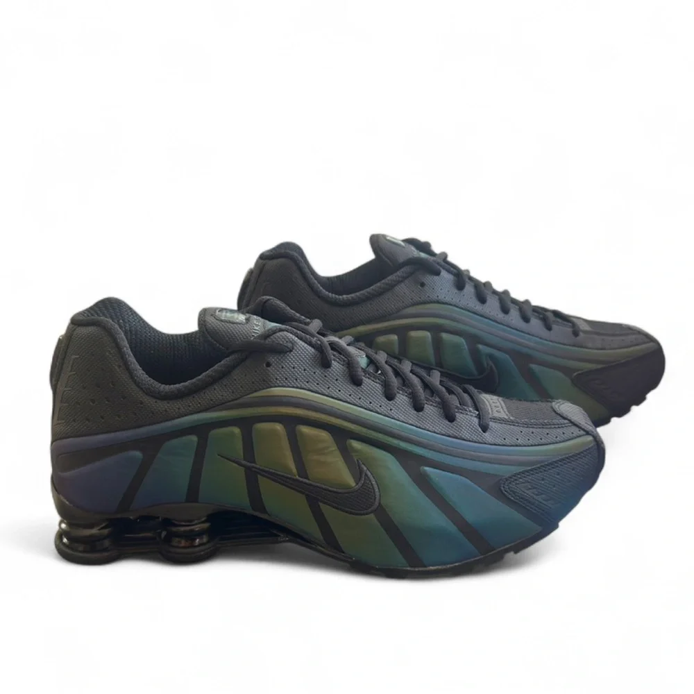 Nike Shox R4 SE Y2K Iridescent Size US Men’s 10/ Women’s 11.5/ EU 44 (New)
